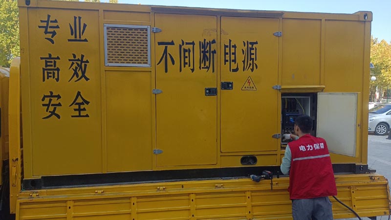 东兰柴油发电机组和UPS电源配合使用时，如何避免切换过程中的电力中断？